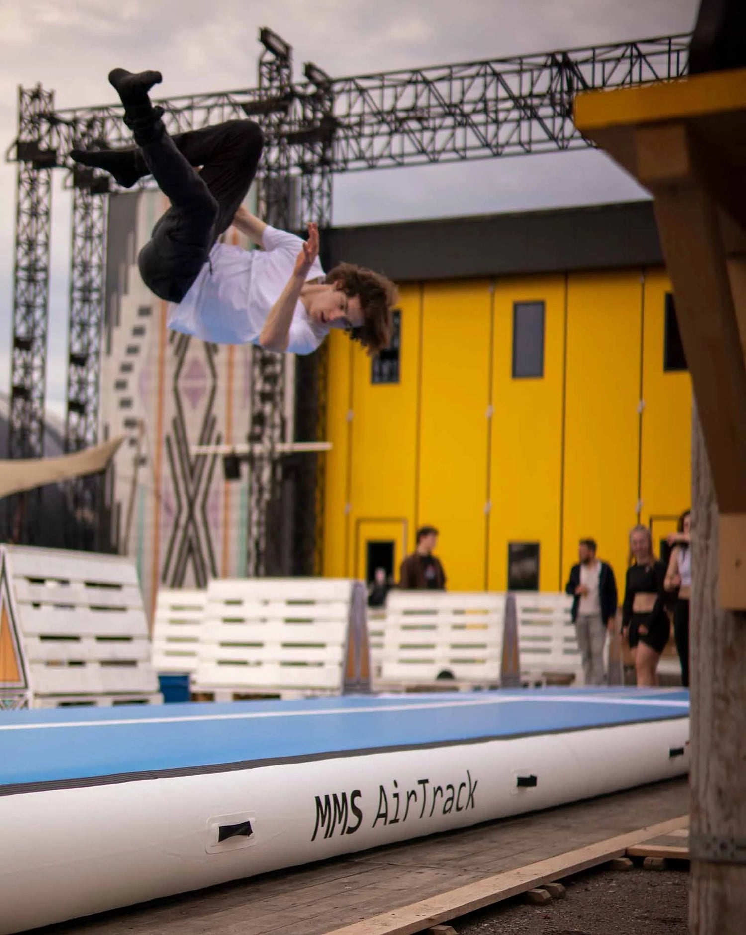 MMS AirTrack Square in gebruik tijdens gymnastiektraining