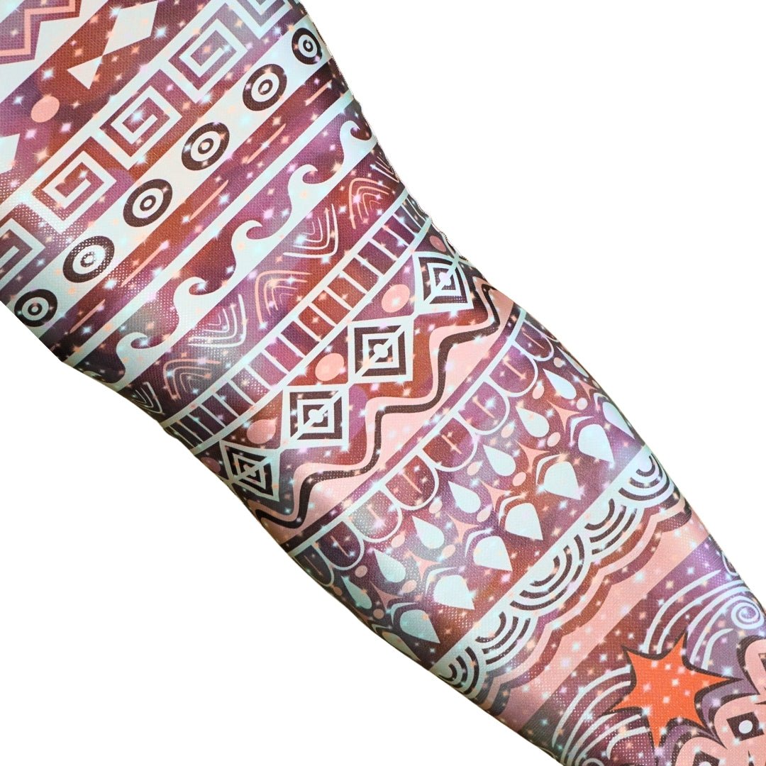 Kleurrijke zeemeerminstaart met Polynesische patronen, geïnspireerd op Prinses Vaiana, perfect voor avontuurlijke zwemmers.